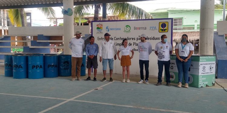 Se entregan tambos y contenedores para los residuos de la isla de Holbox