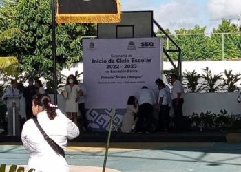 Estudiantes inician el ciclo escolar con el pie izquierdo y se desvanecen durante el discurso de bienvenida del gobernador Carlos Joaquín