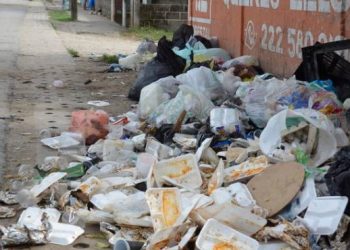 Habitantes de la colonia Gaviotas denuncian acumulación de basura sobre la carretera principal