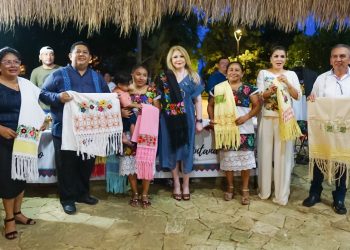 Reconoce regidora avances y logros de artesanas textiles