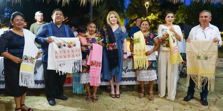 Reconoce regidora avances y logros de artesanas textiles