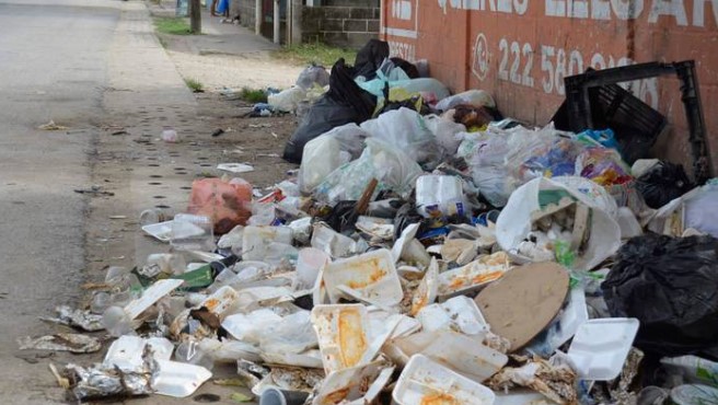 Habitantes de la colonia Gaviotas denuncian acumulación de basura sobre la carretera principal