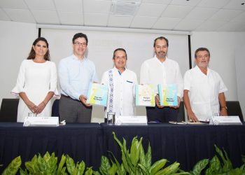 Carlos Joaquín recibió los planes maestros del Parque de la Equidad y el Puente Nichupté