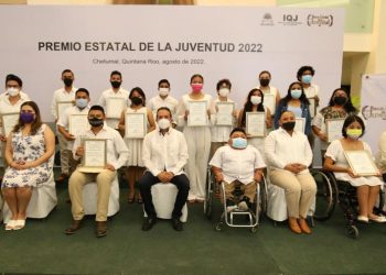 El gobernador Carlos Joaquín entregó el Premio Estatal de la Juventud 2022