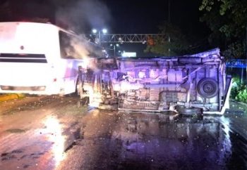 Se registró una aparatosa volcadura en la salida de Cancún rumbo a Playa del Carmen