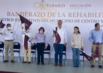 Dan banderazo para la rehabilitación de más de mil centros educativos