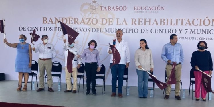 Dan banderazo para la rehabilitación de más de mil centros educativos