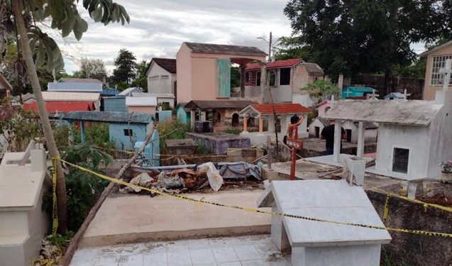 Hallan féretro expuesto al aire libre en cementerio de Carrillo Puerto