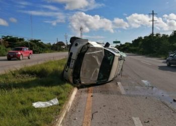 Camioneta termina volcada en carril contrario sobre la carretera Tulum – Playa del Carmen
