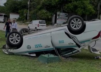 Taxista imprudente termina volcado en la carretera a la altura del Hotel Barceló