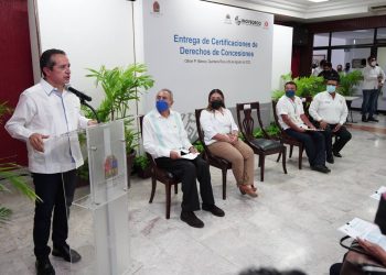 Carlos Joaquín da certeza jurídica a mujeres y hombres que trabajan por el crecimiento económico
