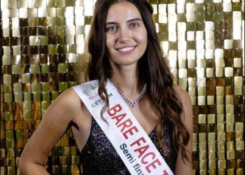 Melisa Raouf se convirtió en la primera concursante libre de maquillaje en el certamen de belleza Miss Inglaterra