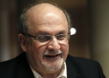 Sujeto intenta matar al escritor Rushdie, afirma sentir aversión hacia él por «atacar el Islam»