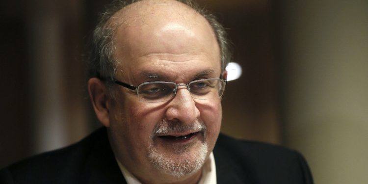 Sujeto intenta matar al escritor Rushdie, afirma sentir aversión hacia él por «atacar el Islam»