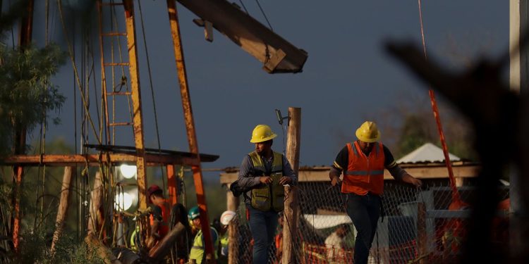 Rescate de mineros atrapados en Coahuila tardaría entre 6 y 11 meses, familiares rechazan la propuesta del Gobierno