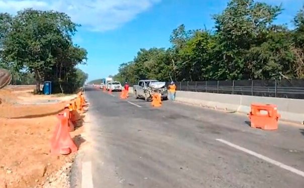 Una aparatosa colisión entre una camioneta y un transporte de personal del Tren Maya deja dos lesionados