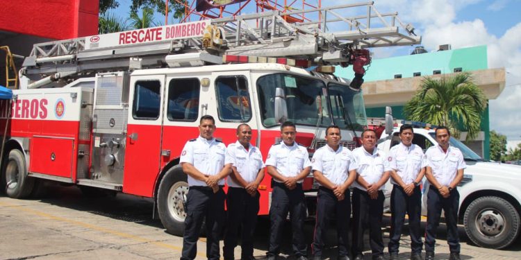 Felicita Ana Paty a los bomberos en su día
