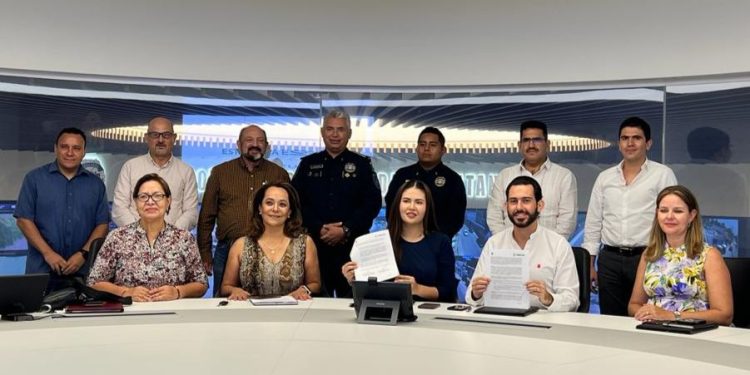 Firman convenio de colaboración en turismo la Dip. Federal Anahí González&nbsp;&nbsp;y el Secretario de Turismo de Quintana Roo, Bernardo Cueto Riestra