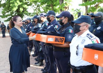 Juanita Alonso entrega uniformes a policías de Cozumel