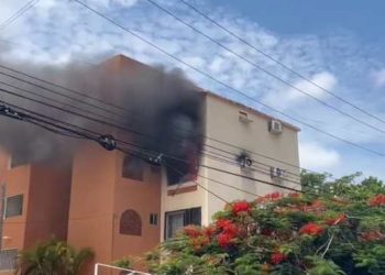 Cortocircuito provoca incendio en un condominio en Cancún