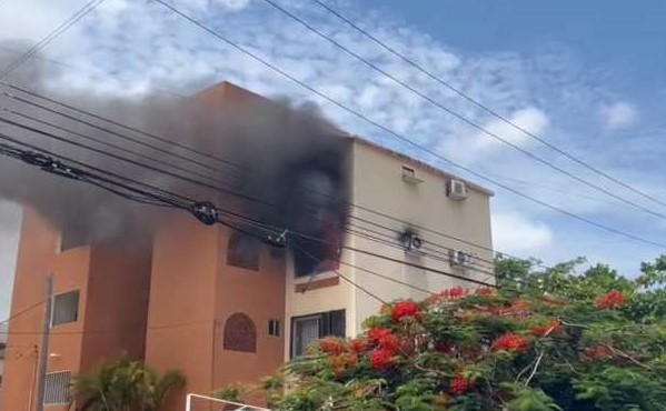Cortocircuito provoca incendio en un condominio en Cancún