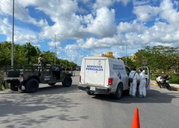 Joven muere tras impactarse contra un poste de alumbrado público en Cancún