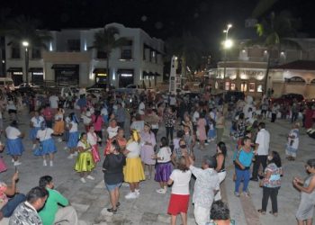 La FPMC celebró a los adultos mayores con música en vivo, bailes y rifa de regalos