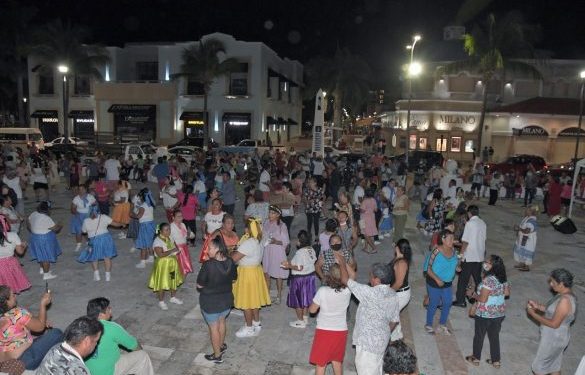 La FPMC celebró a los adultos mayores con música en vivo, bailes y rifa de regalos
