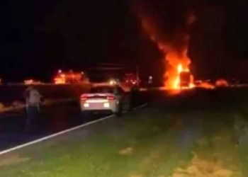 Grupo delictivo bloquea e incendian vehículos en Fresnillo
