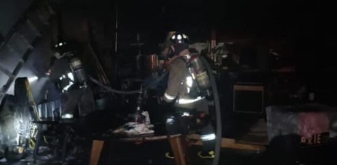 Se registra incendio en taller de carpinteria en colonia de Cancún