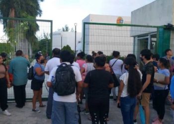 Inician las interminables filas en la SEQ para hallar cupos en escuelas de Cancún