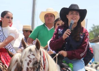 Encabeza Anahí González Cabalgata Federada en Bacalar