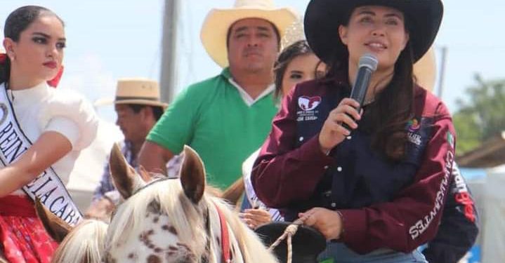 Encabeza Anahí González Cabalgata Federada en Bacalar