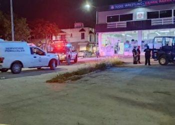 Asesinan a un hombre en el estacionamiento de una plaza comercial en Playa del Carmen