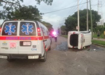 Camioneta termina volcada tras ser impactada por vehículo en Chetumal