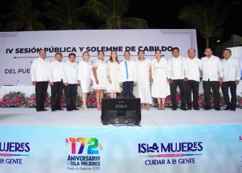Asiste Carlos Joaquín a la celebración del 172 Aniversario de Isla Mujeres