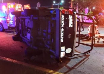 Aparatoso accidente deja dos policías lesionados en Cancún