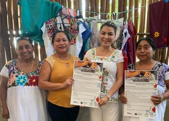 Lanza Anahí Mendoza concurso de huipiles en Tulum