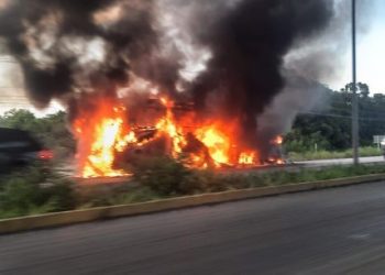Autobús de transporte de personal se incendia en la carretera Cancún-Puerto Morelos