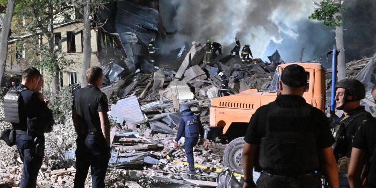 Ataque ruso deja al menos 11 muertos y 35 heridos en Járkov, Ucrania