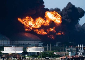 AMLO envía militares para ayudar a combatir el incendio por explosión de combustible en Cuba