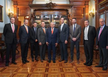 AMLO recibe en el Palacio Nacional a directivos de las grandes ligas del béisbol