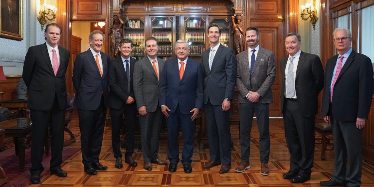 AMLO recibe en el Palacio Nacional a directivos de las grandes ligas del béisbol