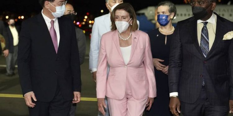 Nancy Pelosi, presidenta de EU, llega a Taiwán tras recibir amenazas de China