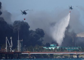 Participan aeronaves del ejército mexicano para sofocar el incendio que se registra en Cuba