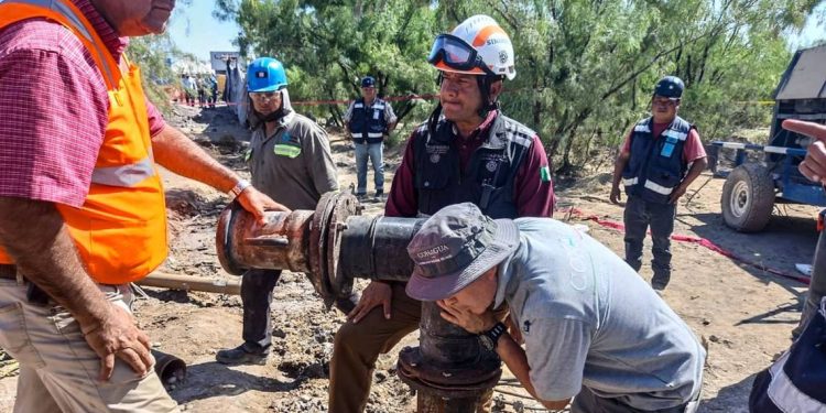 México se niega haber suspendido labores para el rescate de los 10 mineros en Coahuila