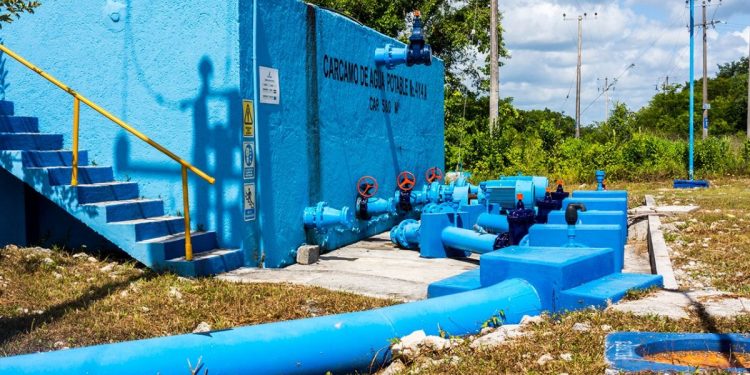 Aguakan realiza sustitución de red por afectación en agua potable