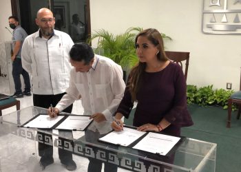Carlos Joaquín y  Mara Lezama gobernadora electa firman el documento para formalizar la entrega-recepción de la administración gubernamental 2022-2027