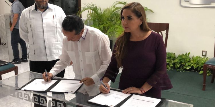 Carlos Joaquín y  Mara Lezama gobernadora electa firman el documento para formalizar la entrega-recepción de la administración gubernamental 2022-2027