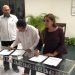 Carlos Joaquín y  Mara Lezama gobernadora electa firman el documento para formalizar la entrega-recepción de la administración gubernamental 2022-2027